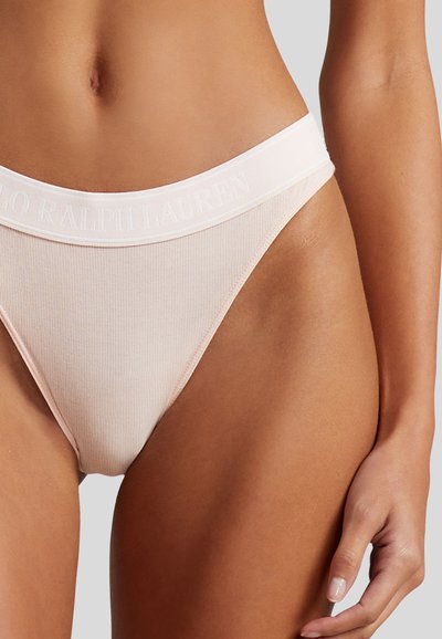 Gaiši rozā kokvilnas tanga apakšveļa ar mīkstu ribotu tekstūru un plašu elastīgu jostasvietu, uz kuras ir iegravēts "Ralph Lauren".