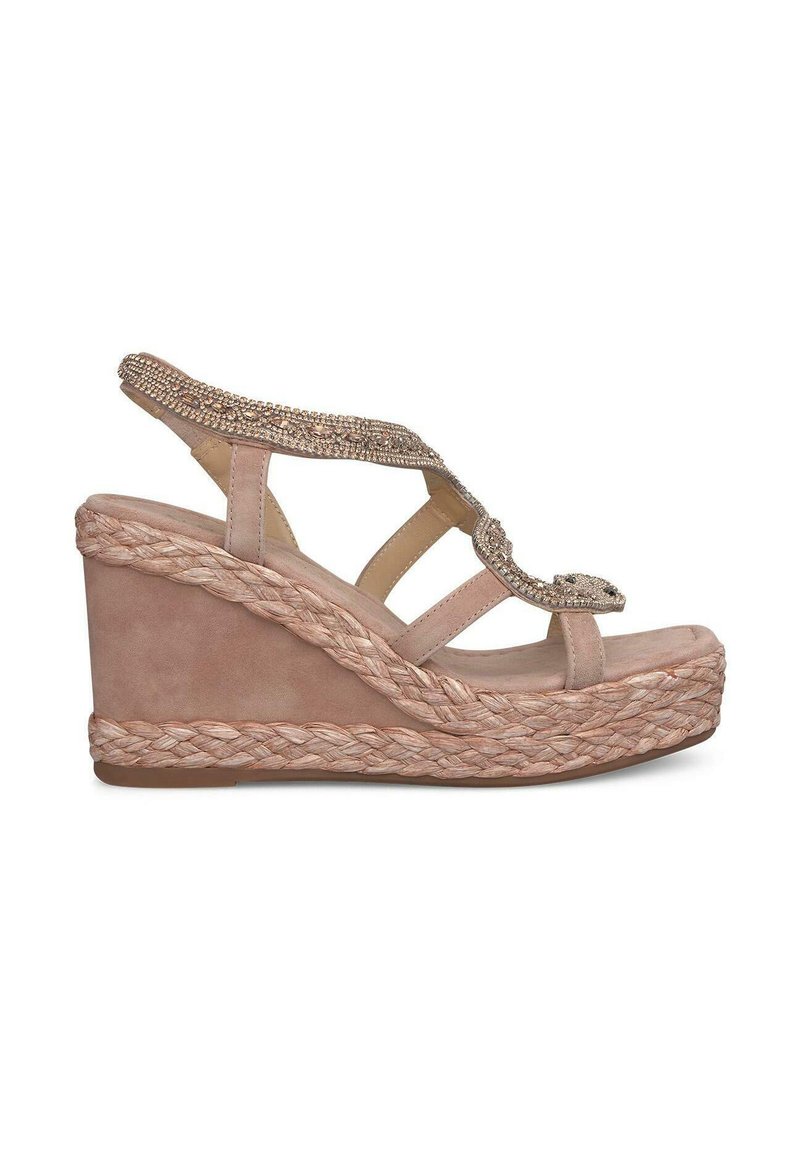 Sandalo con zeppa in suede beige, con cinturini decorati e piattaforma avvolta in juta. Presenta un design intrecciato testurizzato e un retro aperto.