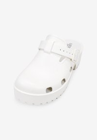 Sabot blanc avec un bout arrondi, bride ajustable et trous de ventilation. Fabriqué en matériau semblable au caoutchouc avec une surface texturée et une semelle épaisse.