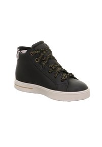 Schwarzer High-Top-Sneaker aus glattem Leder, mit goldfarbenen geflochtenen Schnürsenkeln, runder Zehenpartie und einer weißen Gummisohle mit einem goldenen Akzentstreifen.