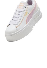 Sneakers platform bianchi in pelle liscia con punta tonda, dotati di dettagli rosa e oro e suola testurizzata.
