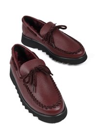 Bordowe skórzane mokasyny z teksturowanym wykończeniem, z wzorem sznurowanym, futrzanym wyściółką i ząbkowaną czarną gumową podeszwą.