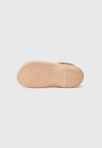 Semelle de chaussure en caoutchouc rose clair avec un motif de texture antidérapant, présentant un design plat et des bords arrondis, étiquetée avec des détails de taille sur la surface.