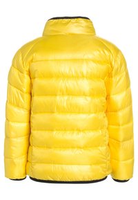 Gul pufferjakke med quiltet design, høj krave og sort kant. Glat, skinnende materiale med en fluffy, isoleret tekstur.