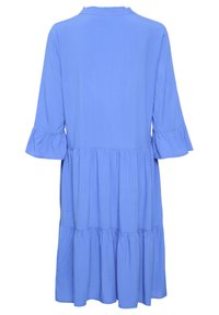 Rochie albastră cu mâneci până la trei sferturi, cu volane la manșete și tiv în straturi. Fabricată dintr-un material fin, cu o croială relaxată și decolteu simplu.