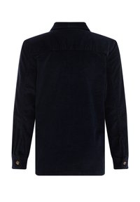 Námořnicky modrá manšestrová bunda s límcem, dlouhými rukávy a knoflíkovými manžetami. Vertikální žebrovaná textura a detail s jedním zadním yoke.