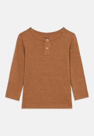 Brown ribbed long-sleeve shirt with a round neckline and two wooden buttons at the front. Soft texture and straight hem design.