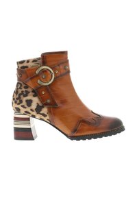 Bottine en cuir marron avec imprimé léopard, bout rond, coutures décoratives et talon carré à motif. Comprend un détail de bride avec boucle.