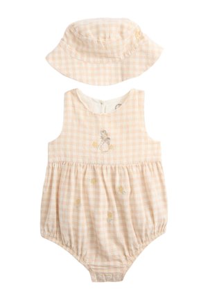 Pfirsichfarbener und weißer Vichy-Baby-Overall mit Blumenstickerei und passendem Fischerhut, beide aus weichem Stoff mit Druckknöpfen am Overall.