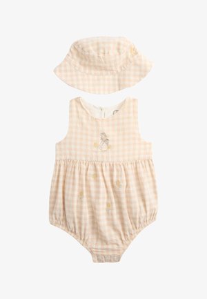 Biały i brzoskwiniowy pajacyk w kratkę gingham z kwiatowym haftem oraz dopasowany kapelusz typu bucket, oba wykonane z miękkiego materiału, pajacyk zapinany na zatrzaski.