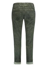 Spodnie z elastycznego materiału w oliwkowym kolorze, o zwężanym kroju, z elastycznym pasem, podwiniętymi mankietami oraz dwiema tylnymi kieszeniami z diagonalnym przeszyciem.