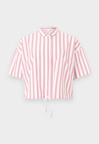 Λευκό πουκάμισο με κοντά μανίκια, κάθετες κόκκινες ρίγες, κουμπιά μπροστά, γιακάς και κορδόνι στη μέση.