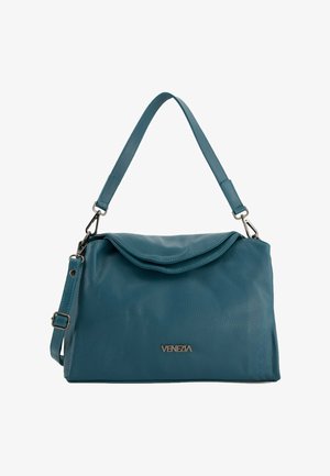 Sac à main en cuir turquoise avec une fermeture à rabat, une sangle ajustable et des finitions en métal argenté. Présente une texture particulière et un logo sur le devant.