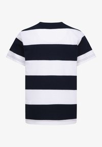 Nike Sportswear CLUB SEASONAL TEE UNISEX - Camiseta estampada - midnight navy