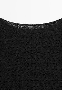 Schwarzes Häkeloberteil mit offenem Strickmuster, runder Halslinie und Label "Massimo Dutti". Weiche Textur und fließendes Design.