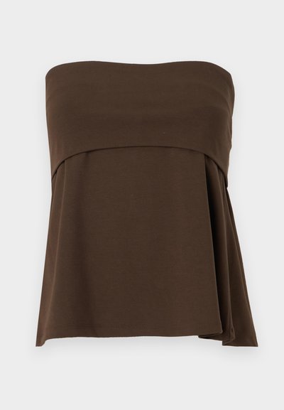 Καφέ κορυφή χωρίς τιράντες από λείο ύφασμα, με ντραπάρισμα και ασύμμετρο τελείωμα για μοντέρνο στυλ.