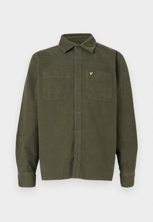 Olive zelená košeľa na gombíky vyrobená z textúrovanej látky. Má dve náprsné vrecká, špicatý golier a malú žltú nálepku na ľavom vrecku.