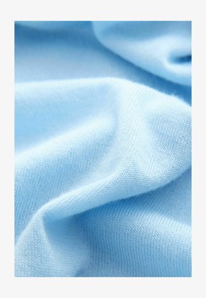 Tissu bleu clair avec une texture lisse, présentant un motif tricoté et un léger stretch, affichant un tomber doux et des fibres subtiles.