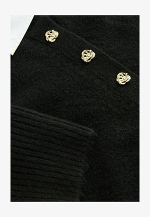 Zwart wollen stof met een ribbeltextuur, voorzien van drie sierlijke gouden knopen die verticaal zijn geplaatst en een omgeslagen kraagontwerp.