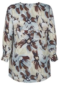 Bloemige blouse met een losse pasvorm, driekwartmouwen en een combinatie van blauw, bruin en crème in een schilderachtige bloemenpatroon.