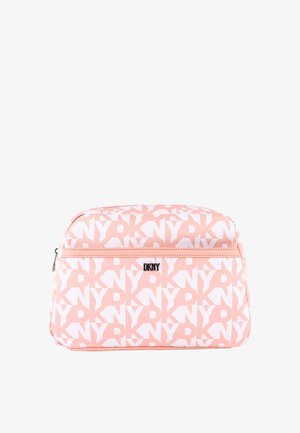 Bolsa de cosméticos DKNY en rosa y blanco, con patrón repetitivo de logotipos, material sintético suave, forma rectangular y cierre con cremallera en la parte superior.