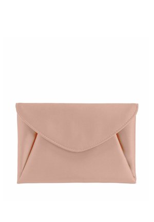 Zachte roze rechthoekige enveloppe clutch tas met een puntige klep en subtiele stiksel details op een witte achtergrond.