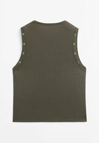 Haut sans manches vert olive avec œillets métalliques le long des deux emmanchures, posé à plat sur un fond blanc.