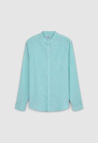 Chemise à manches longues bleu clair avec col mao, confectionnée dans un tissu texturé, présentant une coupe droite et une subtile variation de couleur.