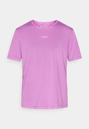 Lichtgewicht, paars atletisch shirt met korte mouwen en een gestructureerde stof. Heeft een ronde halslijn en een wit "SALOMON"-logo op de borst.