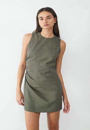 Knieumfängliches, ärmelloses Kleid in Olivgrün mit einem strukturierten Streifenmuster und Raffung auf einer Seite. Glatte Stoffoberfläche.