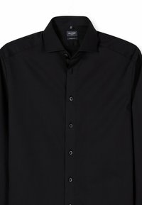 Schwarzes Hemd in moderner Passform mit durchgehender Knopfleiste, weicher Textur und klassischem Kragen. Verfügt über schwarze Knöpfe und ein Etikett im Krageninneren.