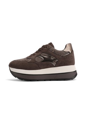 Zapatillas de ante marrón con acentos metálicos, detalles de tela texturizada, una gruesa suela intermedia blanca y una suela exterior de goma negra.