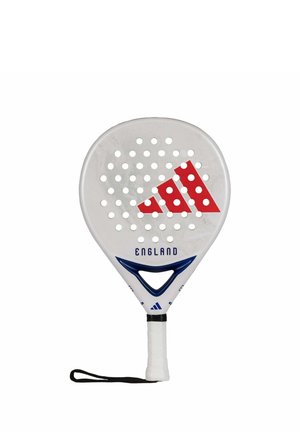 Weißer Padel-Schläger mit rotem Adidas-Logo, Schriftzug „ENGLAND“, blauer dreieckiger Stütze, schwarzem Handgelenksriemen und weiß umwickeltem Griff.