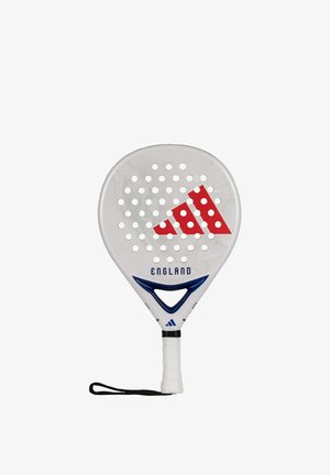 Weißer Padel-Schläger mit rotem Adidas-Logo, Schriftzug „ENGLAND“, blauer dreieckiger Stütze, schwarzem Handgelenksriemen und weiß umwickeltem Griff.