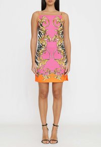 Abito senza maniche rosa e arancione caratterizzato da audaci motivi barocchi dorati e strisce zebrate nere, con orlo dritto e spalline regolabili.