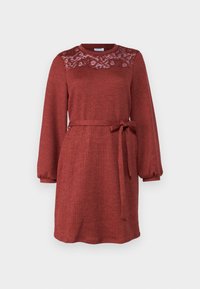 Rød kjole med lange ermer, strikket stoff, blonde detaljer på livstykket, og et knytebelte i midjen. Har rund hals og en avslappet passform.