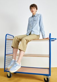 adidas Originals GAZELLE BOLD - Sapatilhas - clear sky/footwear white/gold metallic