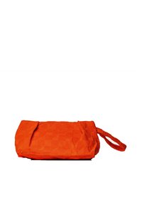 Borsa a clutch in tessuto intrecciato arancione con un motivo a scacchiera testurizzato e una tracolla laterale. La chiusura presenta un pattina pieghevole.