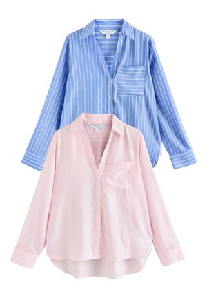 Due camicie a maniche lunghe con bottoni e colletto, una rosa chiaro e una blu, entrambe con sottili righe verticali e una tasca sul petto.
