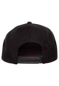 Crna snapback kapa s teksturiranim materijalom, strukturiranim vrhom i podesivim zatvaranjem s plastičnim kopčama i glatkom unutrašnjošću.