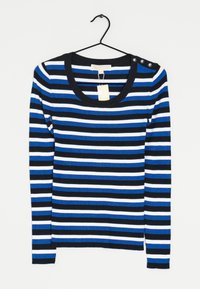 Pasiasty sweter z długim rękawem w czerni, bieli i różnych odcieniach niebieskiego. Posiada prążkowaną teksturę oraz ozdobne guziki na ramieniu.