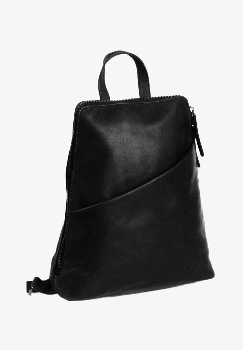 Sac à dos en cuir noir au design épuré, doté d'une couture diagonale, d'une fermeture éclair et d'une poignée supérieure pour un transport facile.