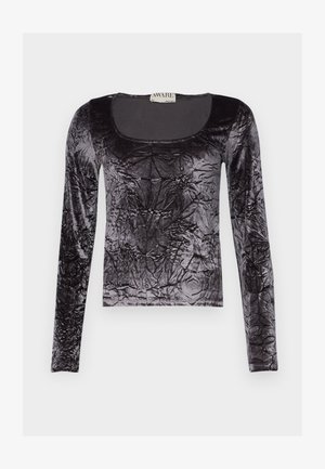 Schwarzes Langarmoberteil aus zerknittertem Samt, mit rundem Ausschnitt und strukturierter Oberfläche mit glanzvollem Finish.