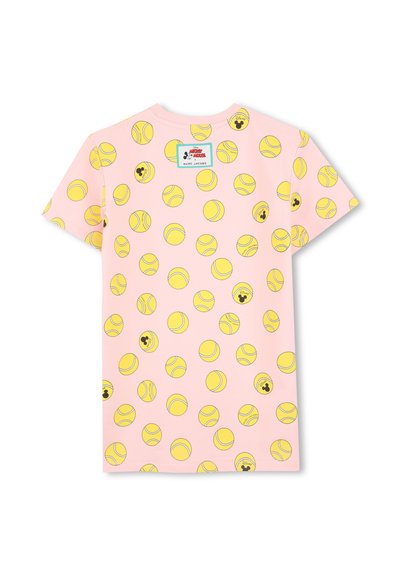 Chemise rose à manches courtes avec motif intégral de balles de tennis jaunes, certaines comportant des icônes de Mickey Mouse et un écusson logo Marc Jacobs sur le haut du dos.