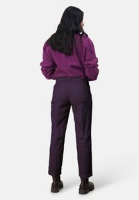 Paarse corduroy hoge taille broek met twee achterzakken en een rechte pijp, gecombineerd met een bijpassende oversized paarse sweatshirt.