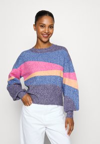 Vero Moda Petite VMDOFFY ART O NECK - Trui - astral aura/beacoup blue/tangerine/fuchsia purple