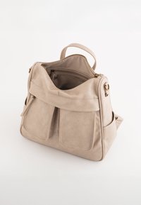 Bolso de piel beige con forma estructurada, presenta un diseño de abertura superior, dos bolsillos frontales y herrajes en tono dorado.