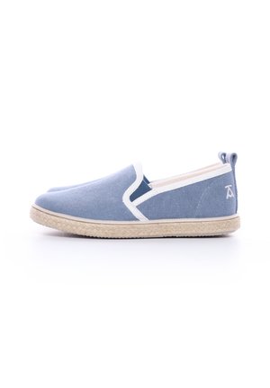 Scarpa slip-on in tela blu con dettagli bianchi e suola in juta intrecciata. Caratterizzata da una punta arrotondata e un cappio in tessuto sul tallone per facilitarne l'indosso.