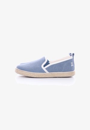 Scarpa slip-on in tela blu con dettagli bianchi e suola in juta intrecciata. Caratterizzata da una punta arrotondata e un cappio in tessuto sul tallone per facilitarne l'indosso.