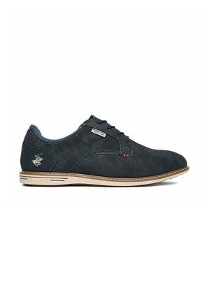 Dunkelblauer lässiger Schnürschuh mit beiger Sohle, kleinem Logo an der Ferse und "Beverly Hills Polo Club" Etikett an der Seite.